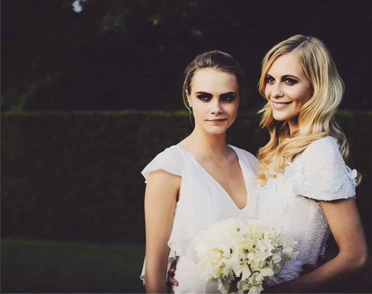 Poppy no se quedó atrás en cuanto a las felicitaciones y se unió con un TBT de su boda, donde aparece abrazada con Cara.