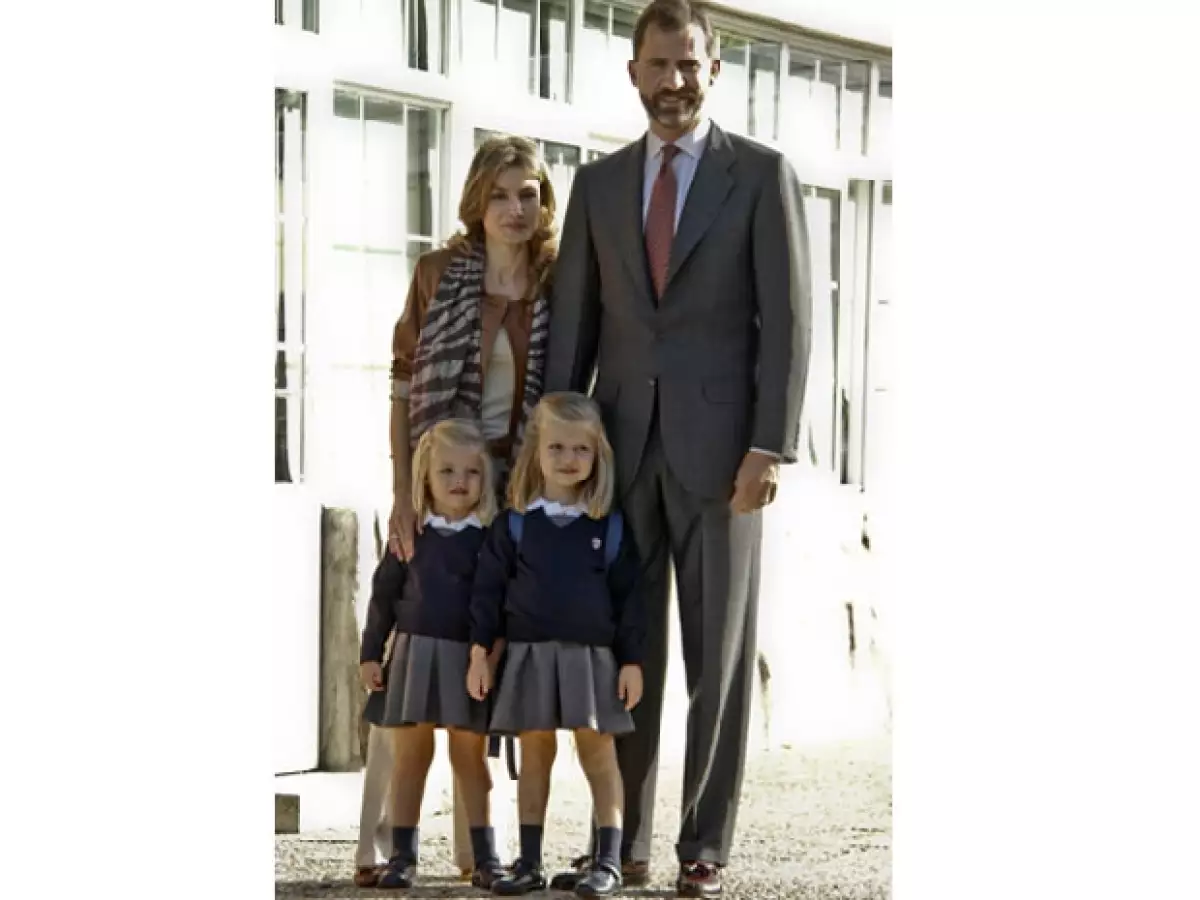 La familia posó durante la salida de la escuela de las infantas Leonor y Sofía.