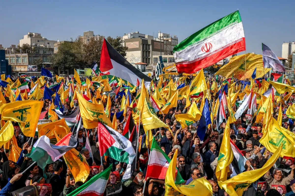 Los dolientes ondean las banderas de Irán, Palestina y Hezbolá durante la procesión fúnebre de Abbas Nilforoushan, el comandante asesinado de la Guardia Revolucionaria Islámica (IRGC) de Irán que murió en un ataque aéreo israelí en los suburbios del sur de Beirut a finales de septiembre, en Mashhad, en el sur de Irán, el 16 de octubre de 2024.
