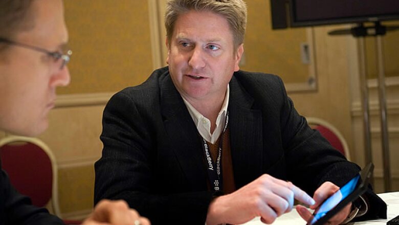 Jeff McDowell, vicepresidente senior de marketing para plataformas de Research in Motion (RIM), hace una demostración de la PlayBook, una ‘tablet’ de 7 pulgadas.