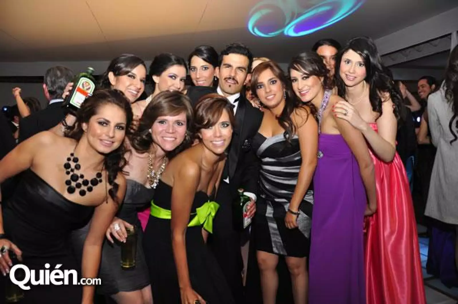 Novios con sus amigas