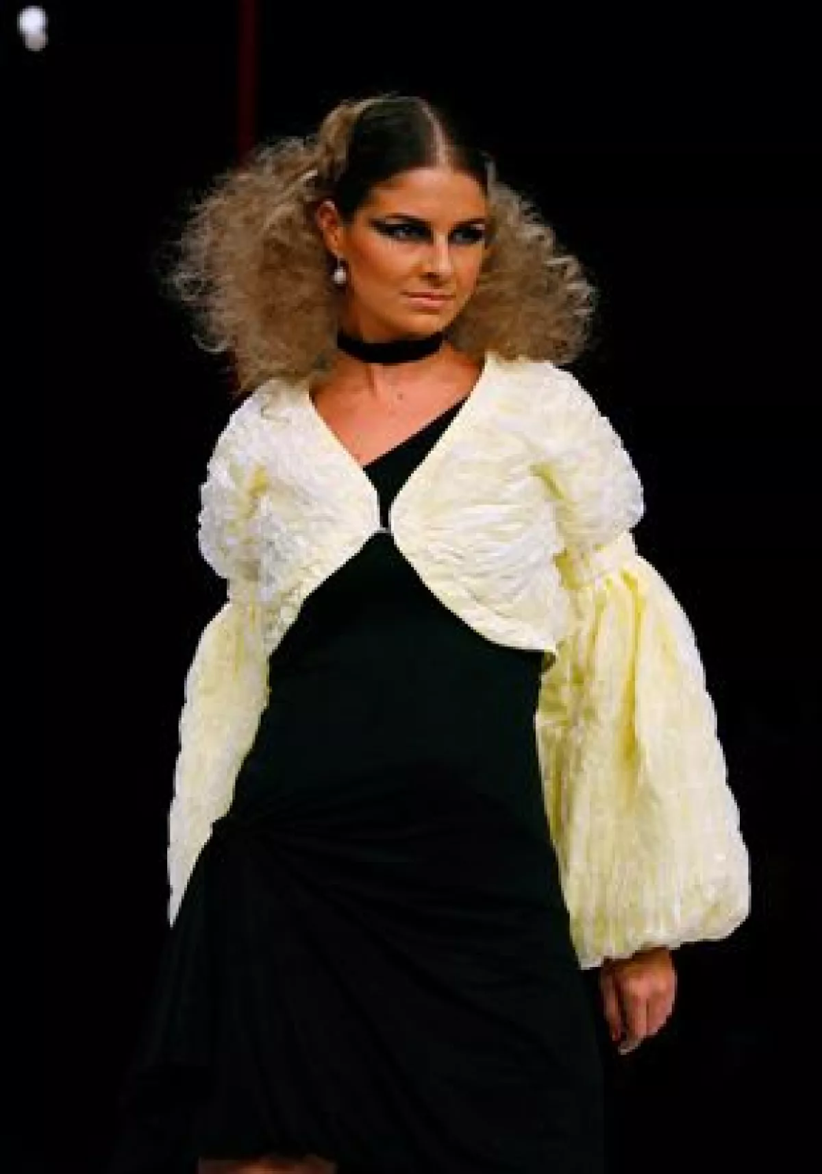 Dos de las chicas del grupo juvenil y la modelo Cecilia Galiano hicieron una sorpresiva aparición en la pasarela del diseñador español Abel Ibáñez.