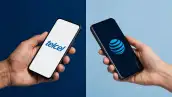Sobre un fondo azul, dos manos sosteniendo cada una un celular con la pantalla encendida mostrando los logos de las compañías Telcel y AT&T.