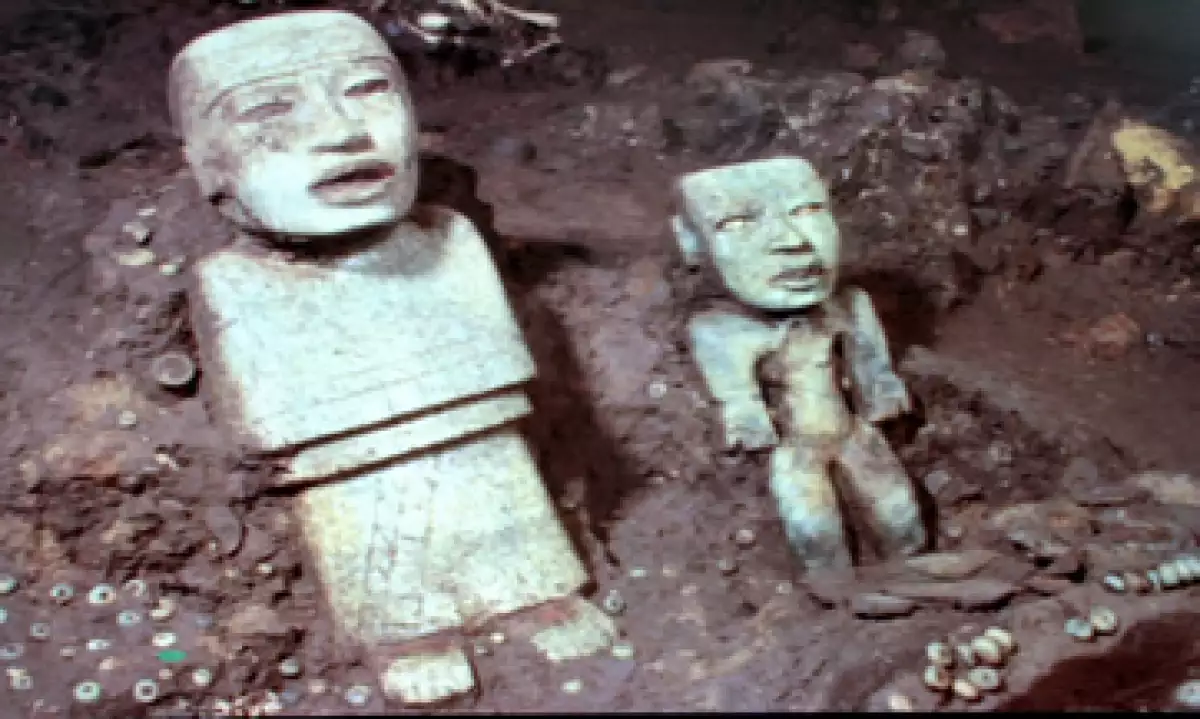Entre los tesoros encontrados hay esculturas talladas en piedra. (Foto: Notimex )