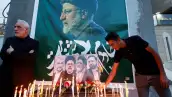 Una persona enciende una vela para ofrecer condolencias por la muerte del presidente de Irán, Ebrahim Raisi, y otros, fuera de la embajada iraní, en Bagdad, Irak, el 20 de mayo de 2024.