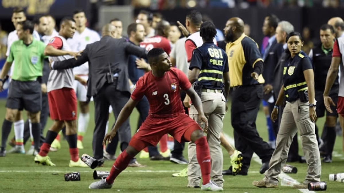 La cancha de la semifinal de la Copa Oro se volvió por momentos caótica luego de un penal marcado a favor de México