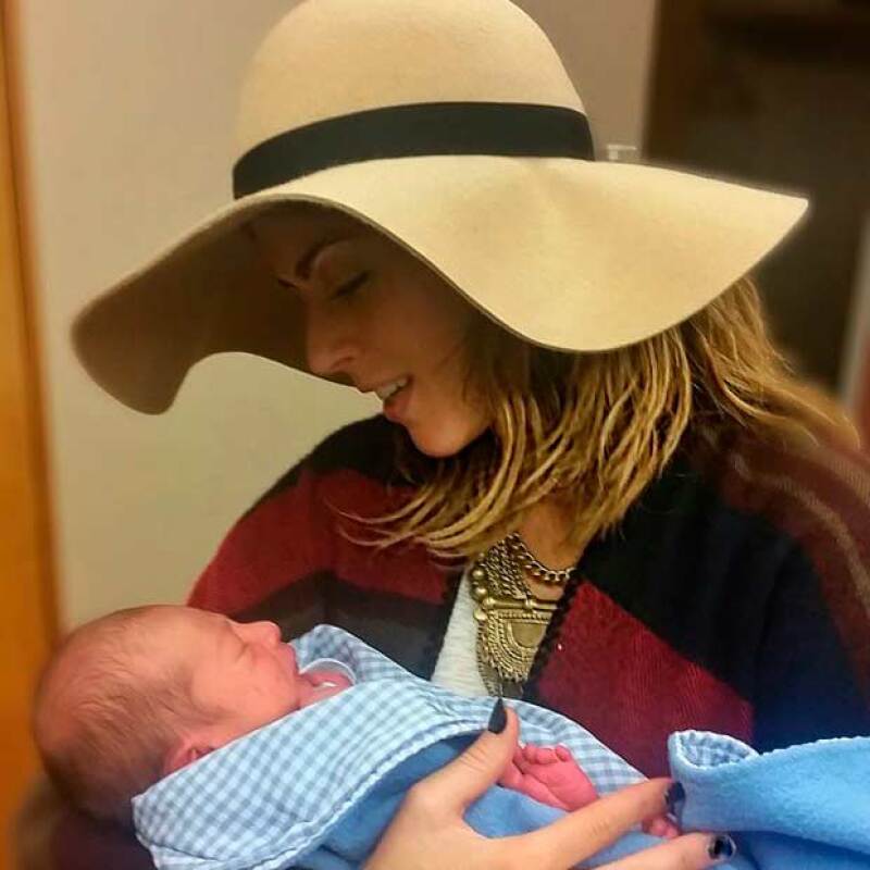 La feliz tía no se quiere separar ni un momento de su sobrino.