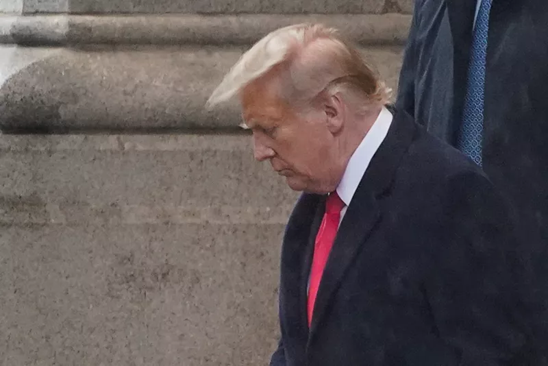 Antiguos Estados Unidos El presidente Donald Trump se marcha después de una breve conferencia de prensa en un hotel, después de su audiencia en el Tribunal de Distrito sobre la reclamación de inmunidad de Trump en el caso federal que lo acusa de intentar ilegalmente revocar su derrota en las elecciones de 2020, en Washington, EE. UU., el 9 de enero de 2024. REUTERS