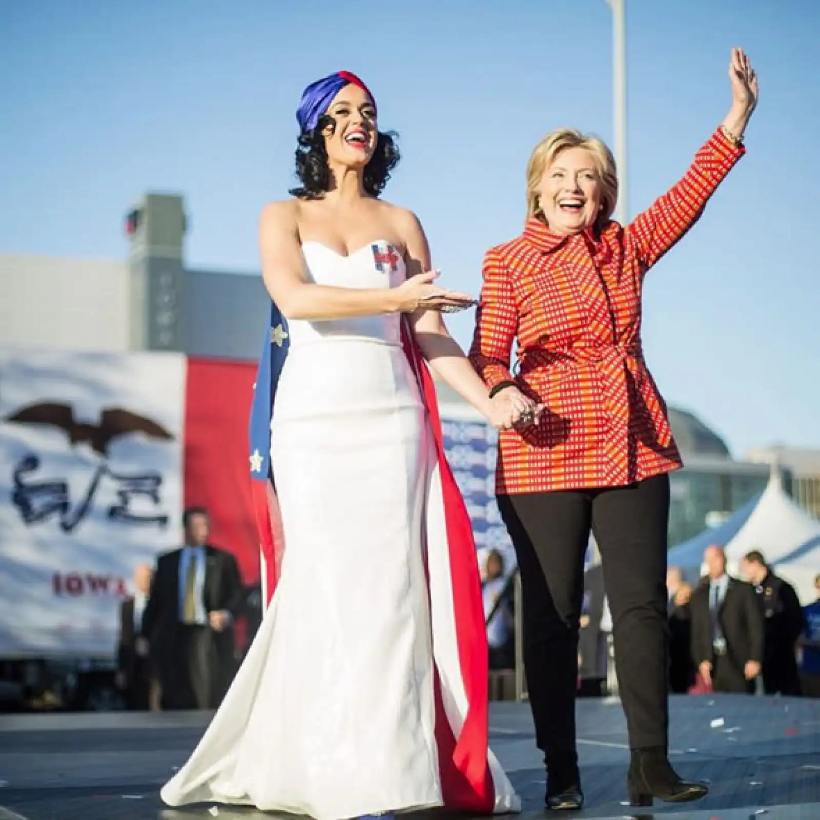 Team Clinton! Katy Perry presumió el divertido día que pasó al lado de la candidata a la presidencia, Hillary Clinton.
