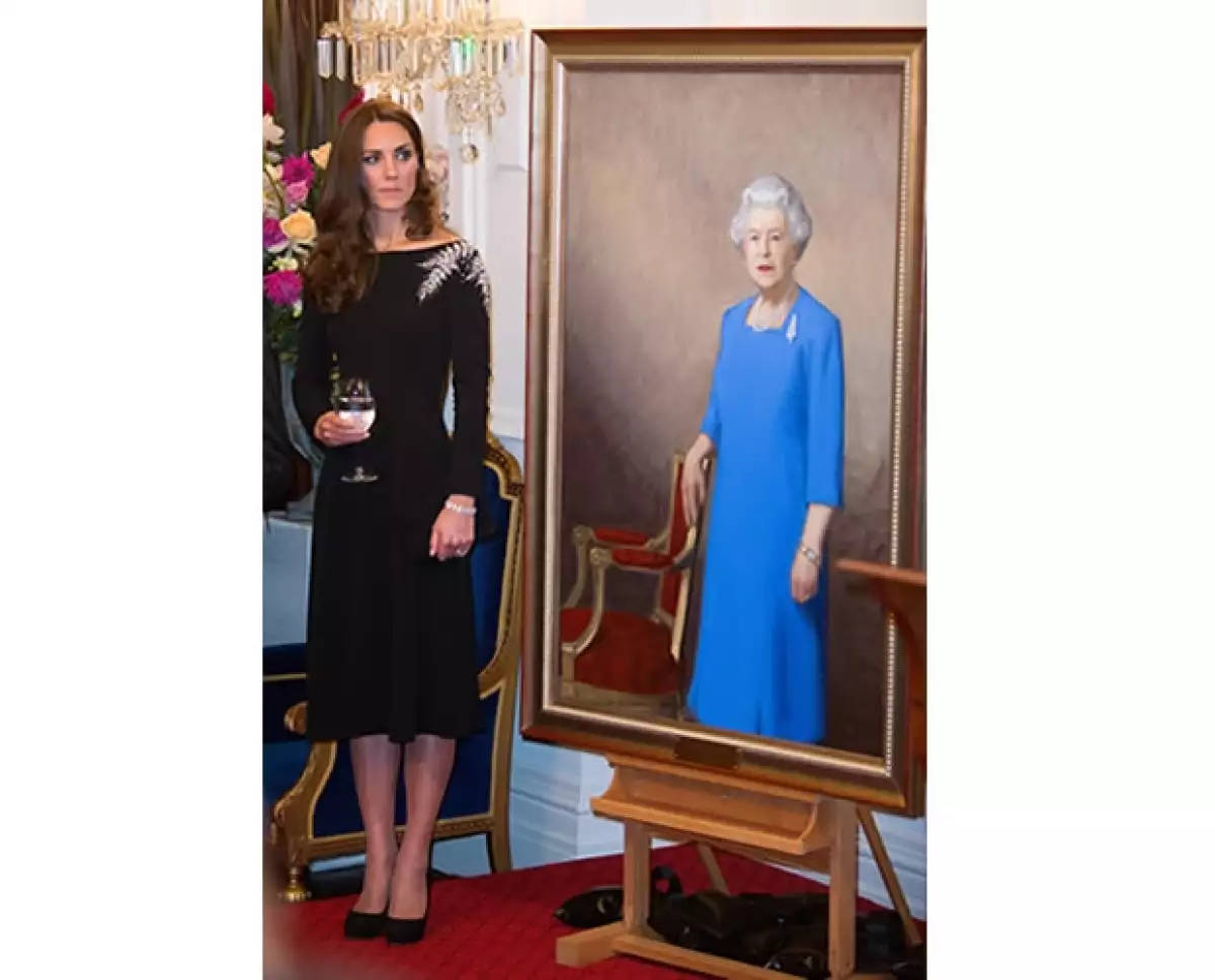 Podemos notar que el helecho que lleva la Reina en el retrato, es el mismo que el pin que se colocó en el abrigo rojo de la diseñadora Catherine Walker que usó Kate al llegar a Nueva Zelanda.