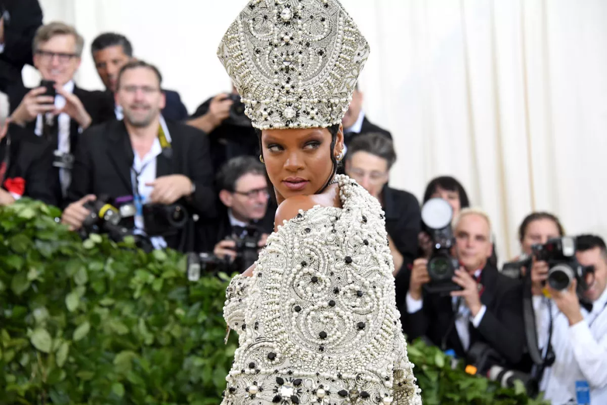 Foto de Rihanna vestida como el papa en la MET Gala 2018