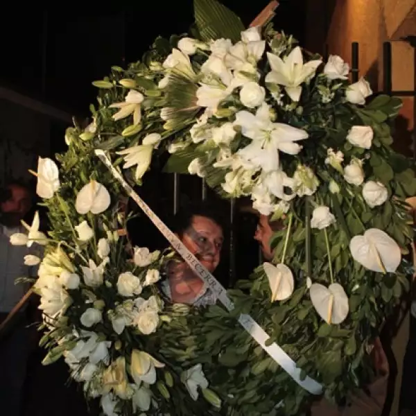Flores, coronas... a la casa de San Jerónimo llegaron diversas muestras de las condolencias por la pérdida del escritor mexicano.