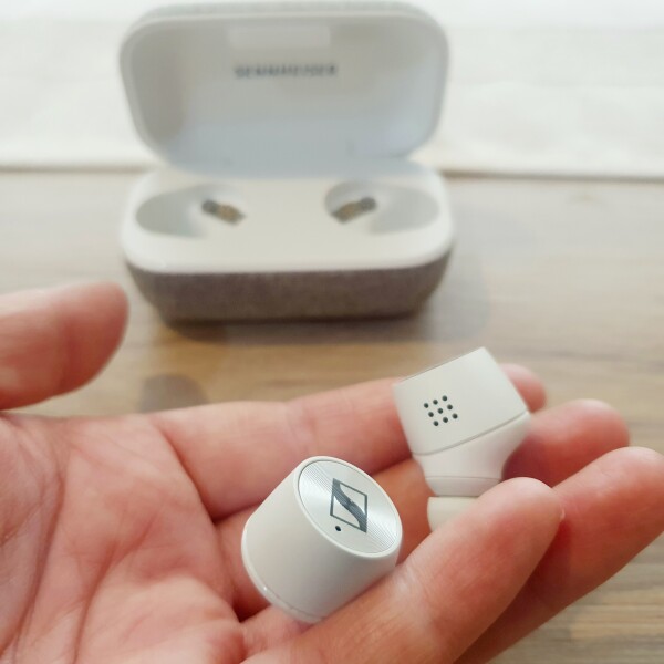 Auriculares independientes.