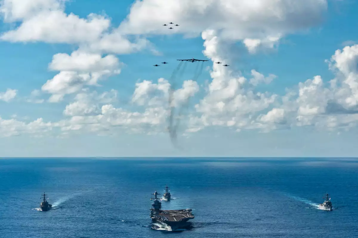 Los EE. UU. Gerald R. de la Marina Ford Carrier Strike Group, incluido el buque insignia USS Gerald R. Ford, USS Winston S. Churchill, USS Mahan y USS Bainbridge, navegan hacia el Mar Caribe bajo F/A-18E/F Super Hornets y un U.S. Fuerza Aérea B-52 Stratofortress, en el Océano Atlántico 13 de noviembre de 2025.