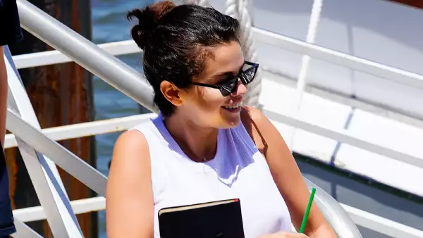 Selena Gomez en un yate con un misterioso acompañante