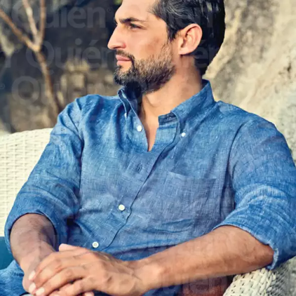 Santigo Vértiz (Camisa: Brooks Brothers. Pantalones: Tommy Hilfiger.)