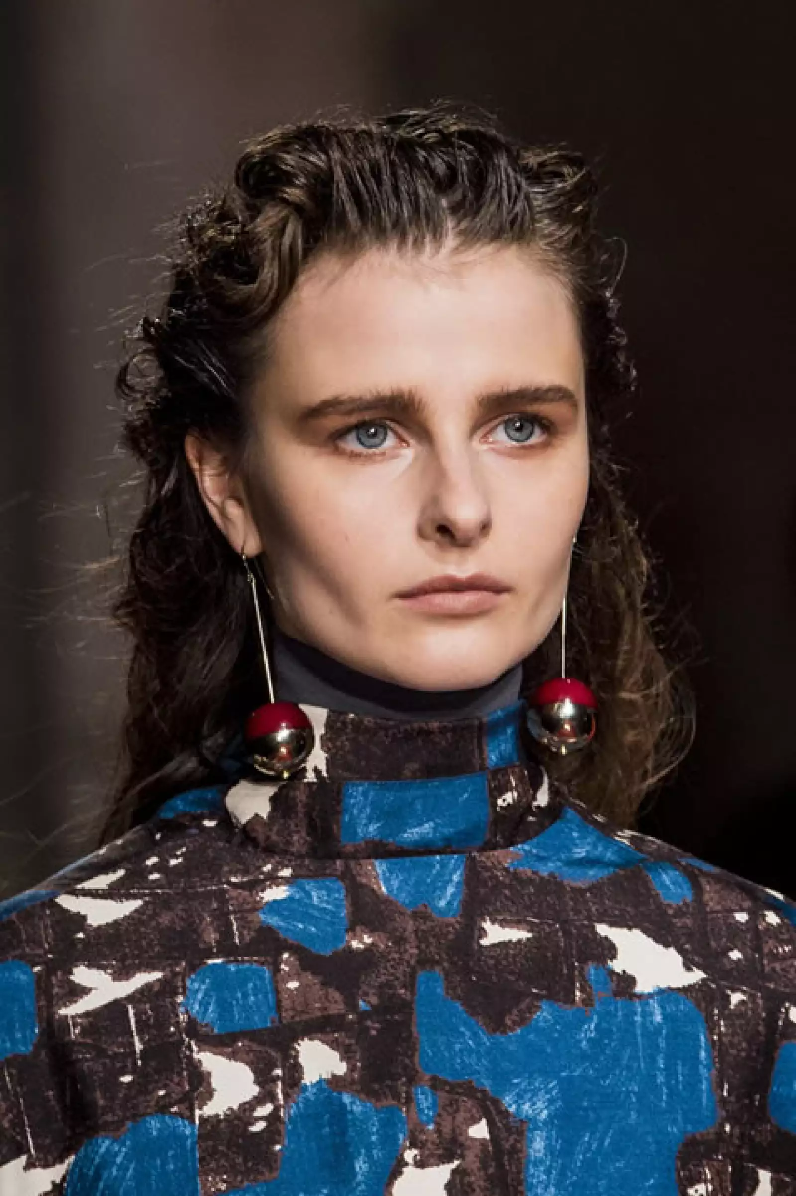 Marni, Milán: Vimos más pelo chino, pero esta vez iba peinado hacia atrás y con twists en la parte superior de la cabeza.