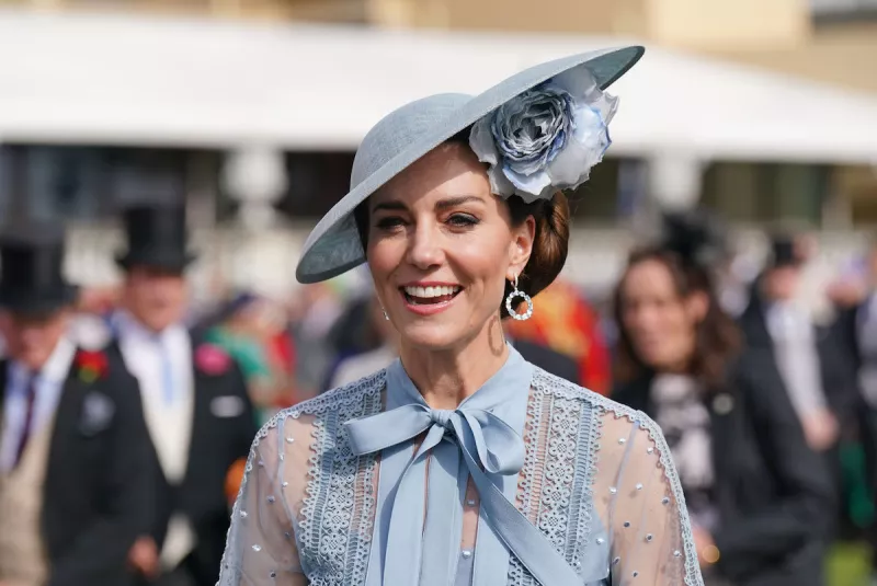 Kate Middleton vestida de azul en el palacio de Buckingham. 