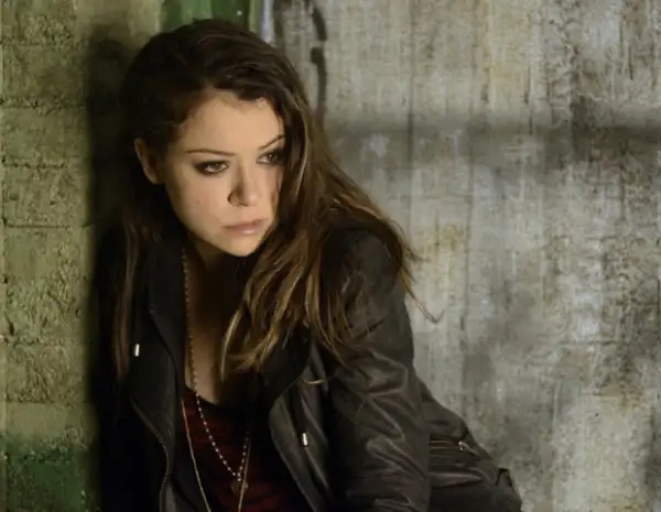 Tatiana Maslany como Sarah, una de las clones en Orphan Black.