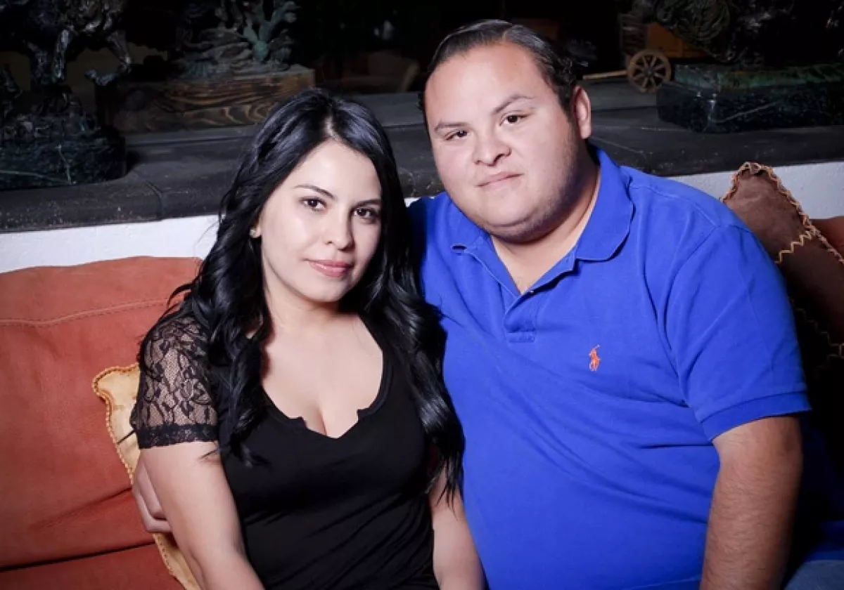 Esta joven pareja dice que le gusta salir al cine y a un bar, donde ella pide Piña Colada y él su whisky.