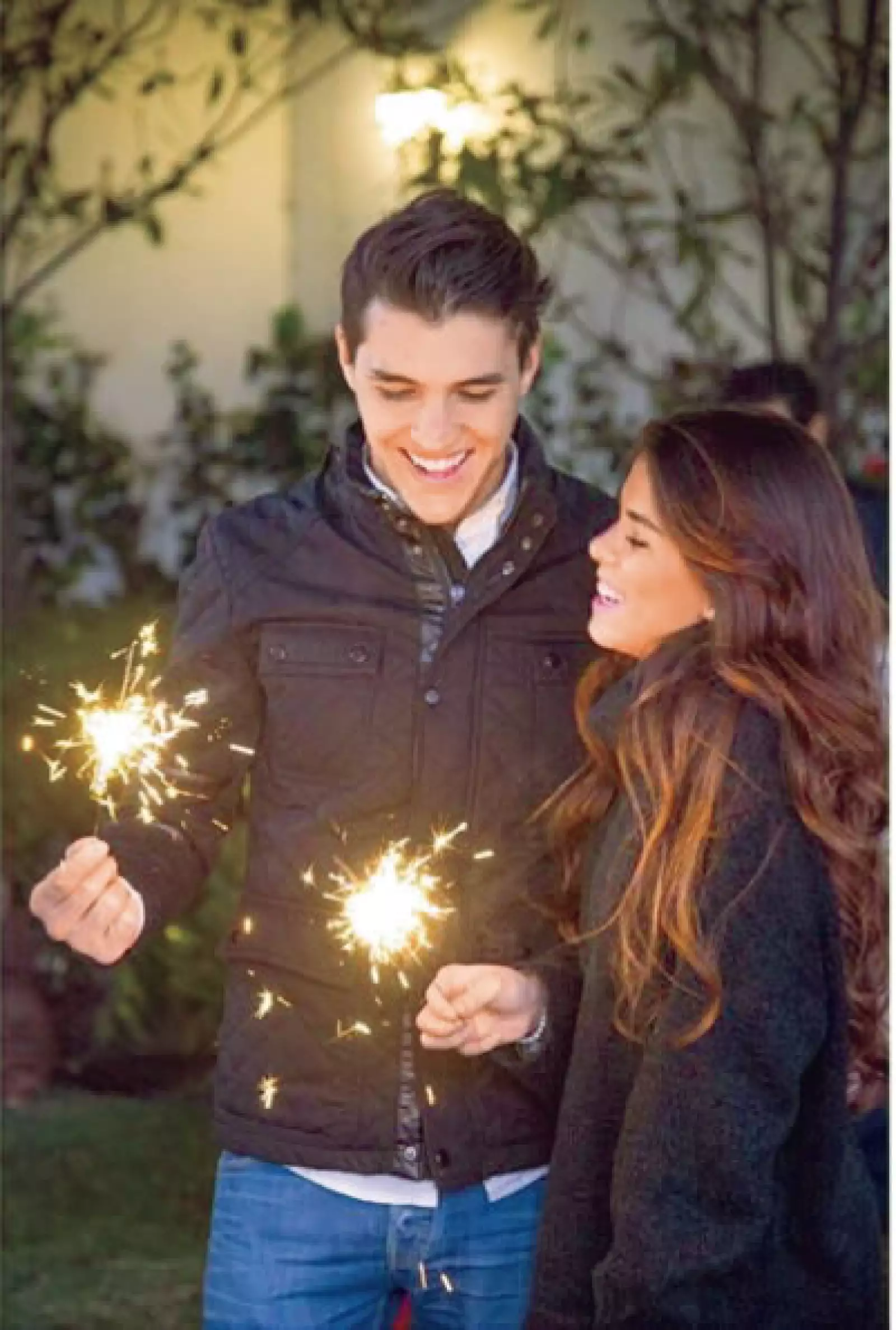 Aprovechan para estar juntos en los momentos importantes. Aquí disfrutando de la navidad con las luces de bengala.