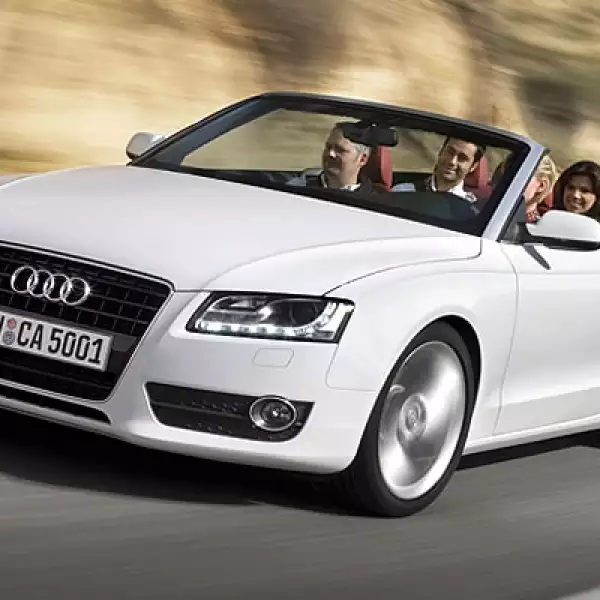 La nueva plataforma de Audi, más larga que el modelo A4, le da un estilo más deportivo con línea curva que fluyen hacia la parte trasera.