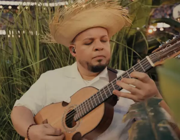 Las 22 referencias latinas en el Medio Tiempo del Super Bowl de Bad Bunny