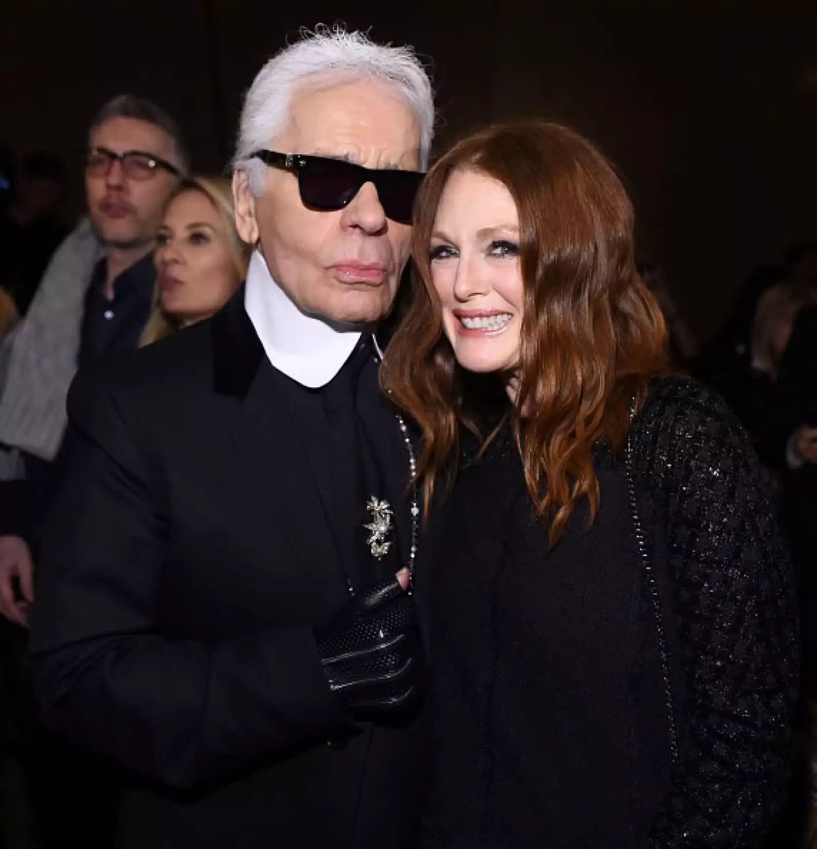Julianne Moore también fue una de las celebridades que convivió un rato con el diseñador de Chanel.