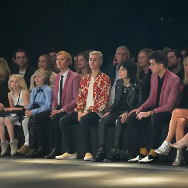 Beck, su hijo Cosimo, sentados al lado de Justin Bieber.