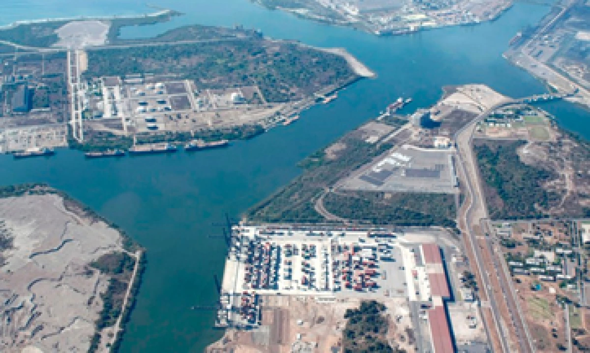 Con la instalación se aliviarán cuellos de botella logísticos y se mejorarán las eficiencias de costos de transportación de contenedores, asegura IFC. (Foto: Tomada de puertolazarocardenas.com.mx )
