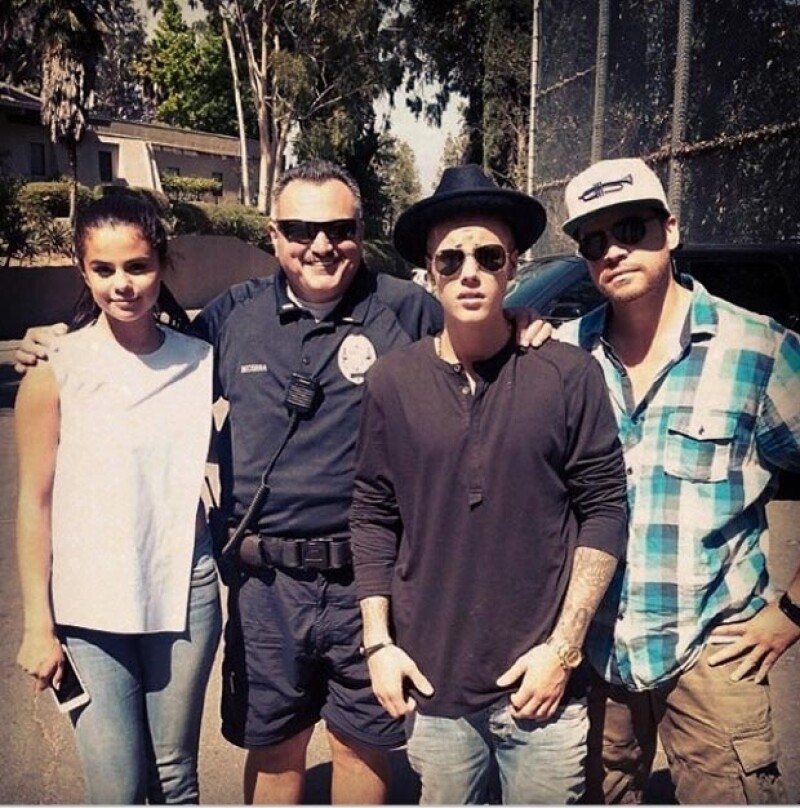 Selena Gomez y Justin Bieber lucieron looks casuales en su paseo por el zoológico..