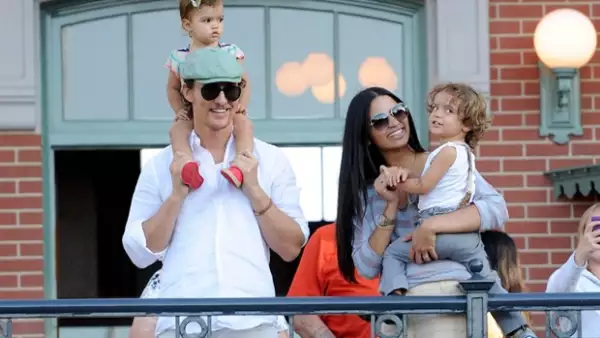 El actor de `Cómo perder a un hombre en 10 días´, su esposa Camila y sus dos hijos pasaron el día en el parque de diversiones de California.