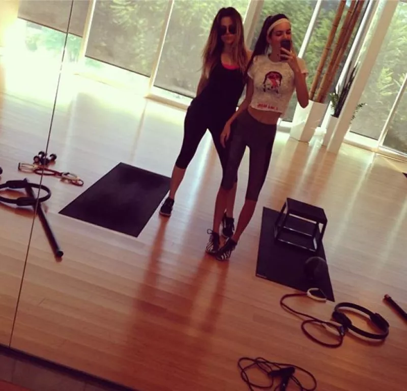 Las medias hermanas compartieron a través de Instagram dos fotografías en las que las vemos en sus rutinas de gimnasio.