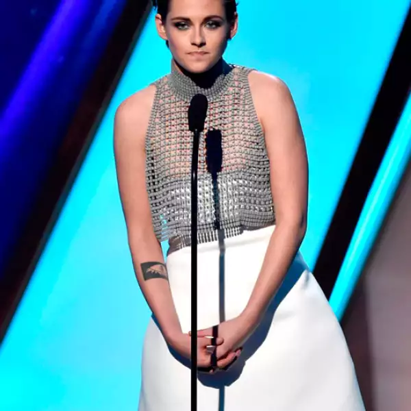 A Kristen Stewart tampoco pareció importarle lucir un revelador outfit en la 18 entrega de los Hollywood Film Awards en 2014.