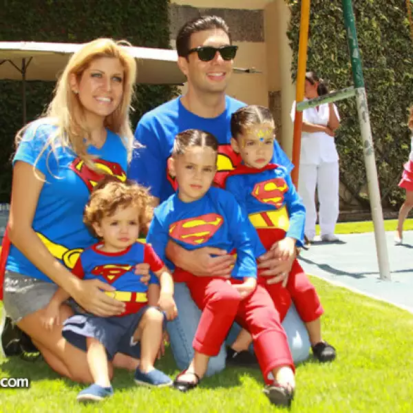 Paulina Díaz Ordaz y Jesús Sesma con Santiago, Paulina y Pamela Sesma Díaz Ordaz