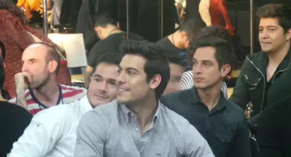 Carlos Rivera durante la presentación oficial del elenco en México.