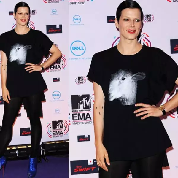 Bimba Bosé, la sobrina de Miguel Bosé, también hizo presencia en la alfombra roja.