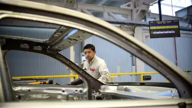 Un empleado trabaja en la línea de ensamblaje del modelo Tiguan, en la planta de automóviles Volkswagen en Puebla.