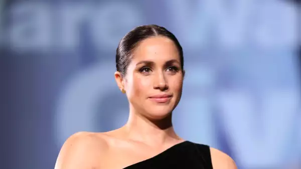 Una fanática se percató que algo ocurría cuando Meghan escuchaba el discurso de Clare Waight-Keller