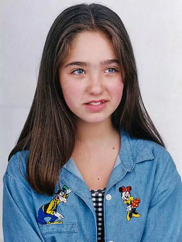 Aquí Anahí tenía 11 años cuando comenzó a realizar papeles esporádicos en producciones de Televisa.