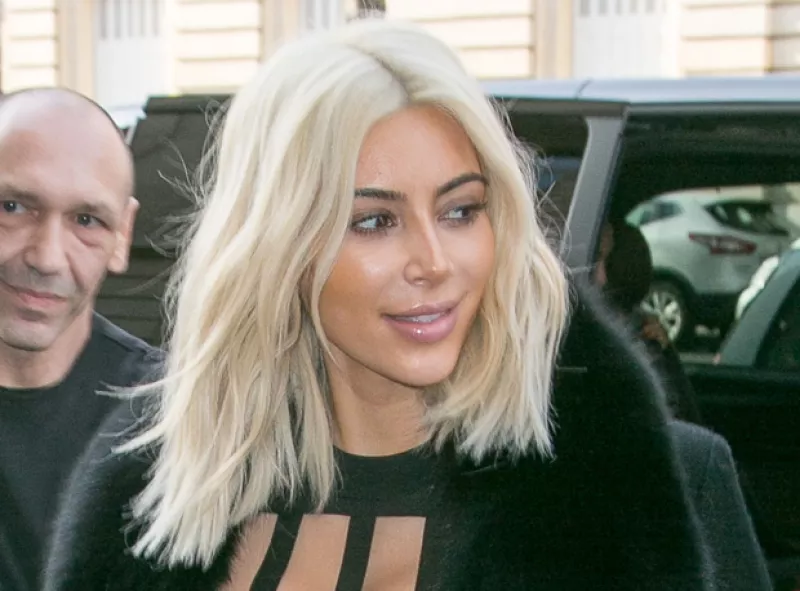 Sin querer, la socialité mostró las técnicas de maquillaje que utiliza para su afinar su rostro, al caminar por París.