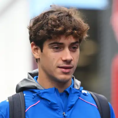 El piloto argentino Franco Colapinto con una chamarra azul y una mochila negra puesta.