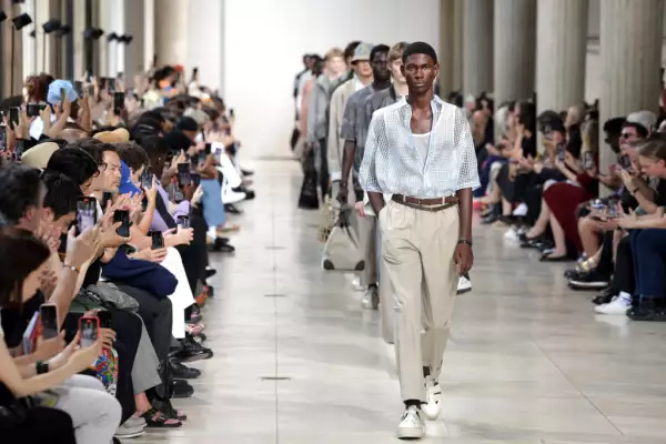 Foto de la pasarela de Hermès hombres primavera-verano 2024 en la Semana de la Moda en París.