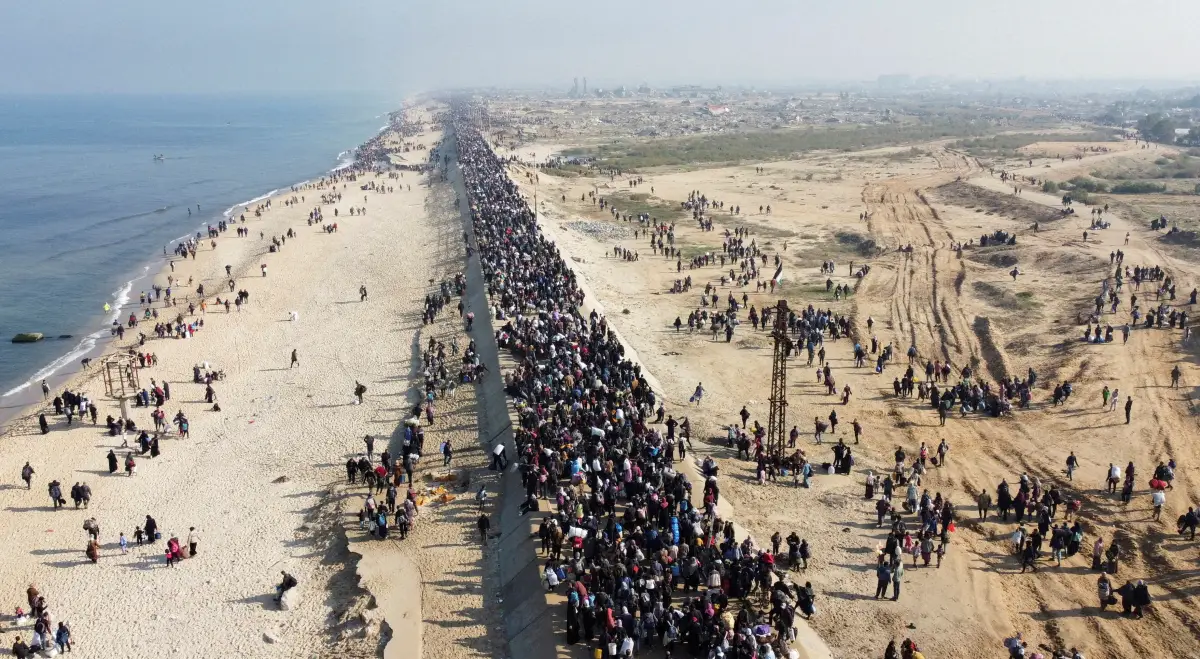 Una vista de drones muestra a los palestinos, que fueron desplazados al sur por orden de Israel durante la guerra, regresando a sus hogares en el norte de Gaza, en medio de un alto el fuego entre Israel y Hamas, en la Franja de Gaza central, el 27 de enero de 2025.
