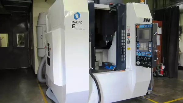 Centro de maquinado vertical CNC marca Makino, modelo E33 a�o 2007, con capacidad de carga de 500 kilogramos.
