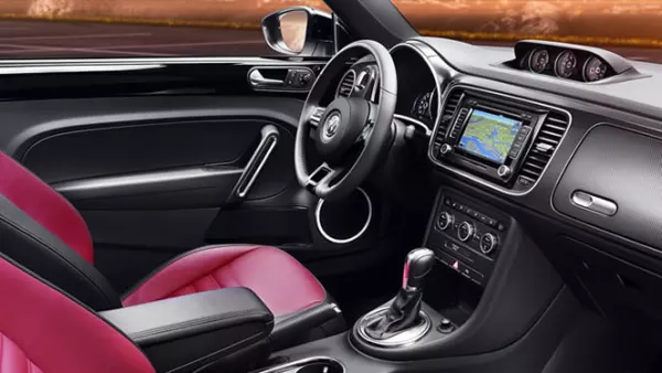 Su equipamiento es vasto: pantalla táctil con GPS, bluetooth, clima en cada uno de los asientos, cinco bocinas y disco duro para música, entre otras características.