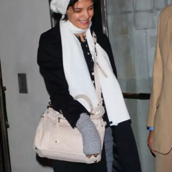 Katie Holmes sale de su departamento para asistir al set de grabacion de la película The Extra Man, en Manhattan, Nueva York.