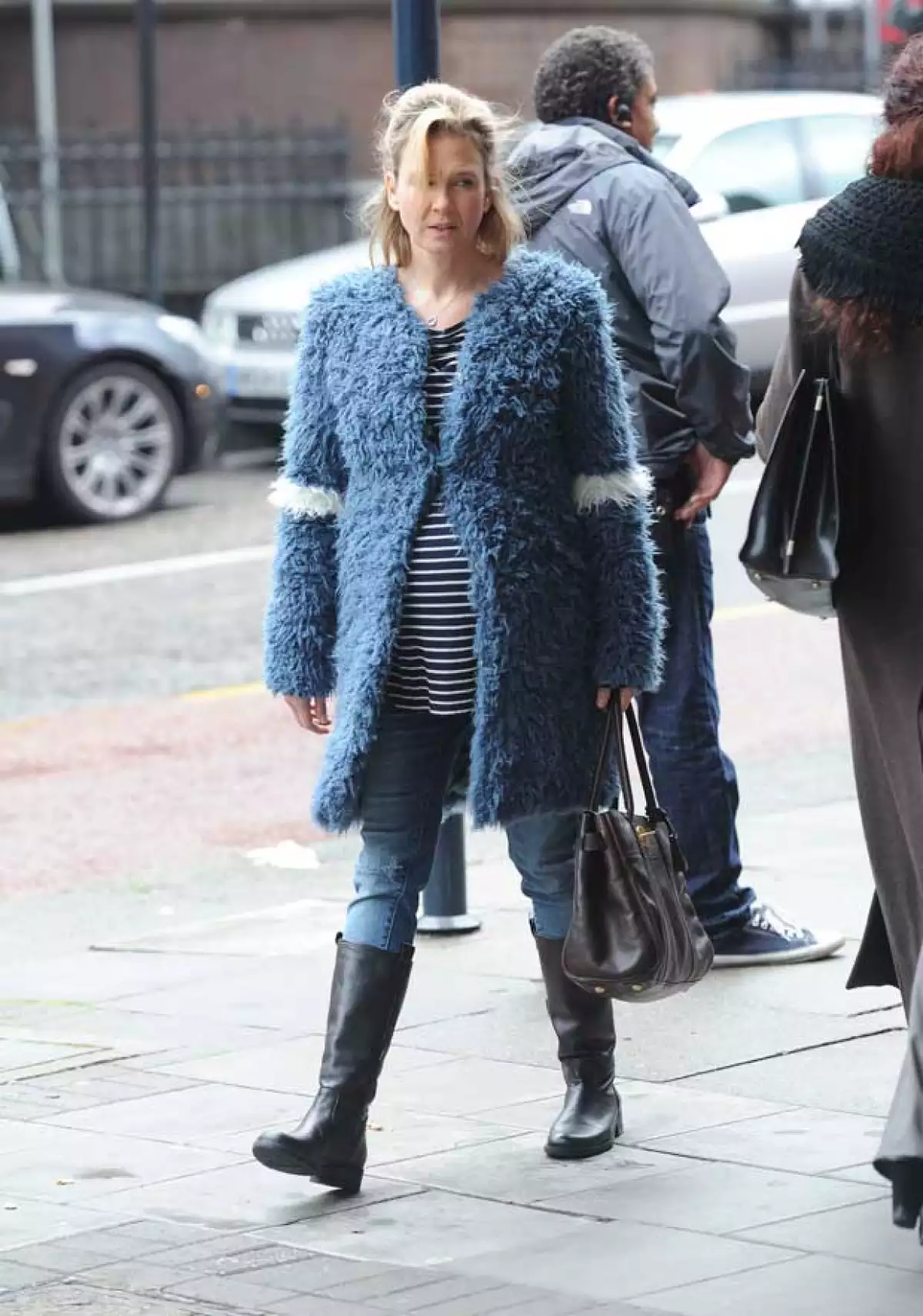 A unos días de que Universal Studio UK publicara una foto inédita de Renée Zellweger interpretando a su memorable personaje, aparecen las primeras fotos de cómo se verá en su papel de mamá.