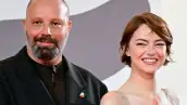 El cineasta Yorgos Lanthimos junto a la actriz Emma Stone.