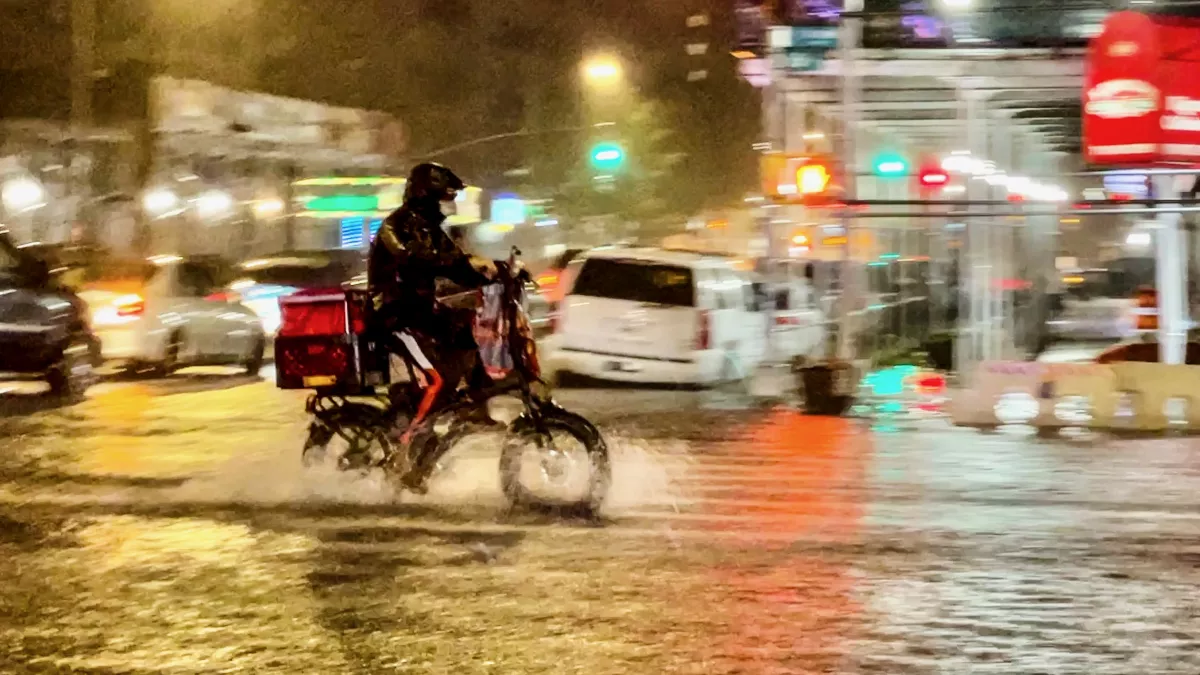 ¿Rappi con lluvia? Repartidores de apps se enfrentan a inundaciones o hasta perder la vida